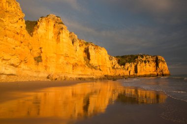 Gün batımında kumlu sahil