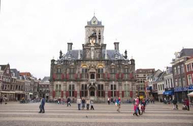 Hollanda 'nın eski Delft kasabası boyunca yürüyen turistler