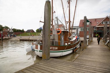 Hollanda şehir limanındaki yelkenlilerin manzarası