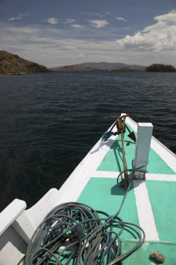 Güzel göl manzarası ve tekneden dağlar.