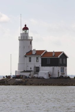 Eski deniz feneri ve ada kıyısında ve uzun iskelede yaşam alanı
