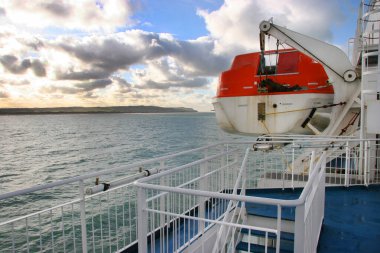 Güvertedeki bir feribotta raylı cankurtaran botu.