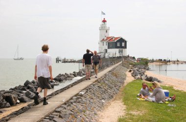 Sahildeki deniz feneri
