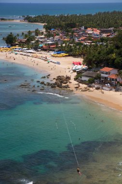 Gün ışığında halk plajı manzarası yükseldi