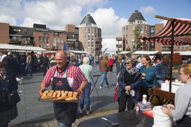 Barajda balık pişiren bir adamın görüntüsü.