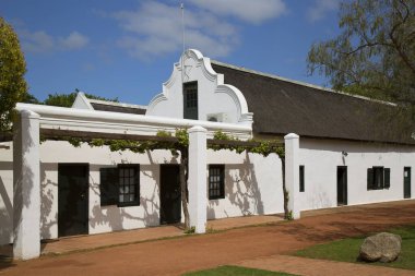 Kırsal kesimlerdeki eski bir Hollanda çiftlik evi.