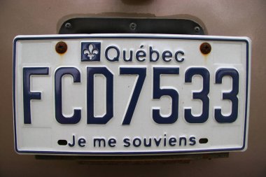 Aracın plakasının yakın görüntüsü