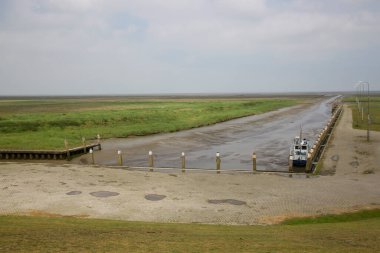 Nehirdeki teknenin manzarası