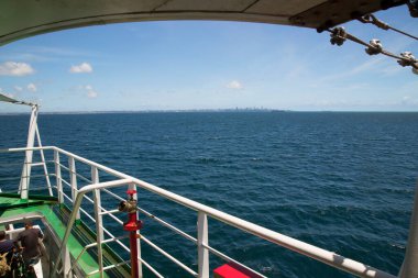 Deniz konsepti, feribot güvertesinden manzara. yaz tatili