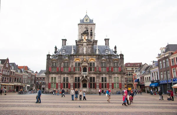 Hollanda 'nın eski Delft kasabası boyunca yürüyen turistler