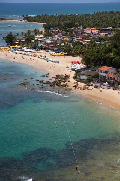 Gün ışığında halk plajı manzarası yükseldi