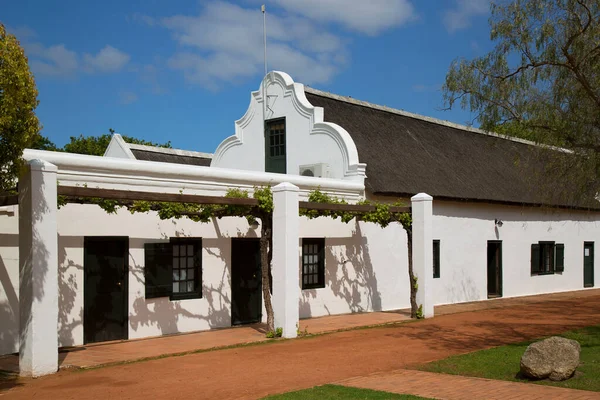 Kırsal kesimlerdeki eski bir Hollanda çiftlik evi.