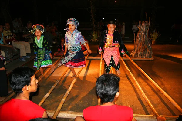 Kinderen Traditionele Kostuums Dansen Thai Dans Met Planken — Stockfoto