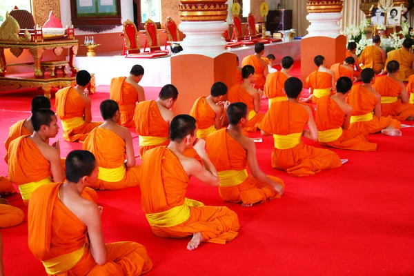 Mnisi Pięknej Świątyni Tajlandii — Zdjęcie stockowe