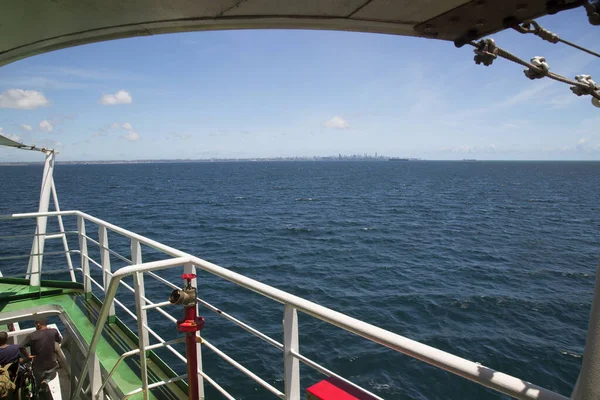 Deniz konsepti, feribot güvertesinden manzara. yaz tatili