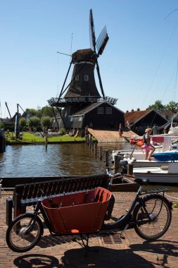 Güzel yel değirmeni manzarası