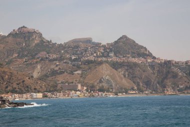 Sahil şehri manzarası ve deniz tepeleri