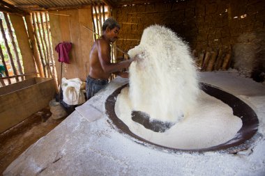Kaya fırınında un karıştıran adam, seyahat vuruşu.