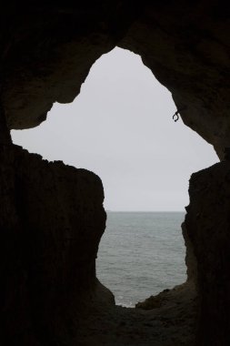 Güzel deniz manzaralı uçurumun dikey görüntüsü