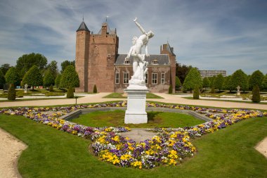 Bağlı şato ve geniş resmi bahçe, hanım evlatları, Viola, çiçek sınırları.