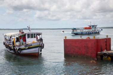 Tekneler ve insanlarla deniz manzarası