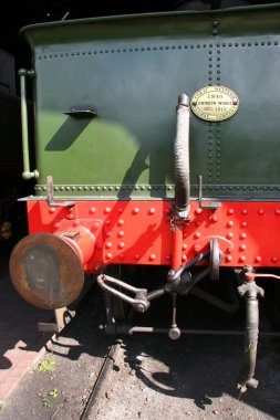 Kırmızı beyaz buharlı lokomotif