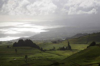 Dağları ve bulutlu gökyüzü olan güzel bir manzara.