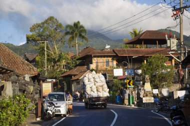 Yol ve insanlarla dolu thai sokak sahnesi