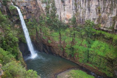 Şelale manzarası, Mac Şelalesi, uçurumdan bir göle akan nehir.