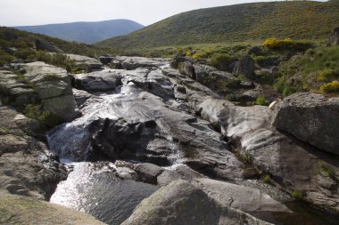 Dağlarda nehri olan güzel bir manzara.