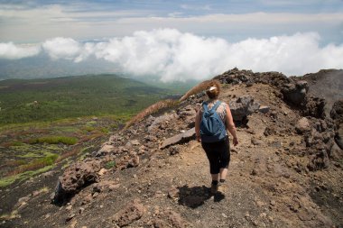 Dağlık arazide kadın yürüyüşçünün dikiz görüntüsü