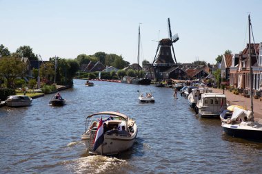 Güzel yel değirmeni manzarası