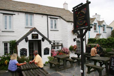 Küçük şehrin sokak manzarası.  