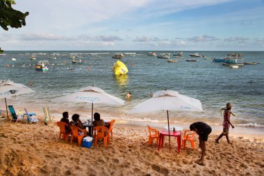 Halk plajında dinlenen insanların görüntüsü, seyahat görüntüleri.