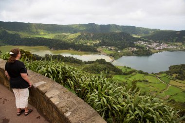 Göl manzaralı güzel dağ manzarasına bakan kadın.