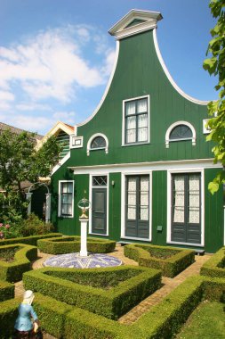 Küçük kasabada güzel bir mimari.