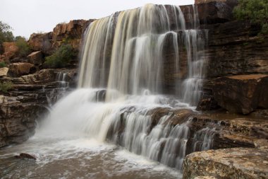 Dağlarda güzel bir şelale 