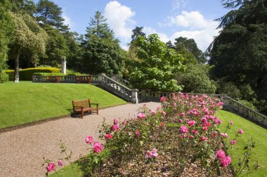 Yazın çiçek yataklarının manzarası çok güzel.