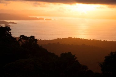 Deniz üzerindeki güzel gün batımı manzarası