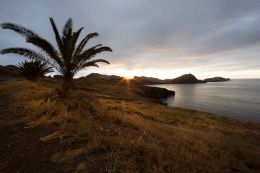 Denizin üzerinde güzel bir gün batımı