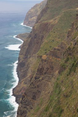 Portekiz 'de deniz ve dağlarla dolu güzel doğa manzarası.
