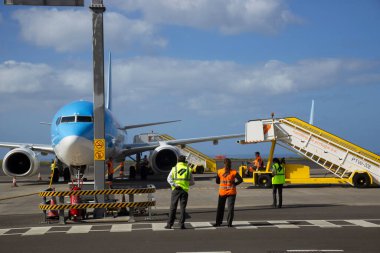 Bir uçağın, yer ekibinin havaalanına gelişi 