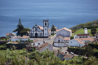 Güzel liman manzarası, eski kilise ve evlerin beyaz binası.