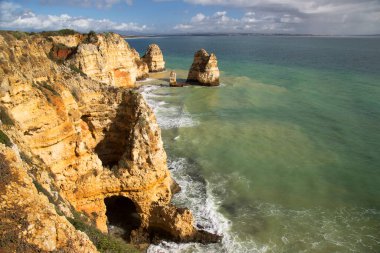Güzel kayalık deniz manzarası