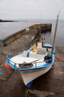Deniz kıyısında balıkçı teknesi