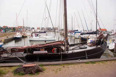 Rıhtımda demirlemiş teknelerin manzarası