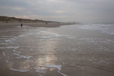 Deniz kıyısındaki dalgalar soğuk mevsimde