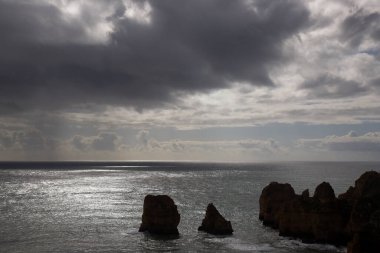 Güzel kayalık deniz manzarası