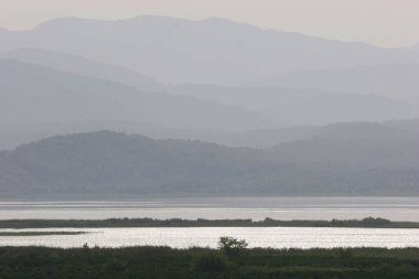 Dağlarda gölü olan güzel bir manzara.