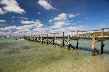 Sahildeki ahşap iskele. 